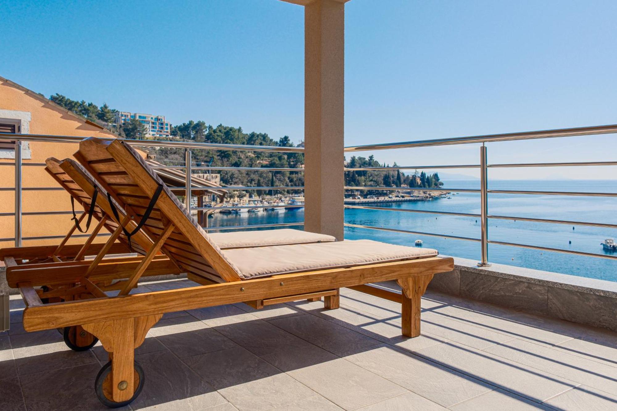Seafront 2-bedroom Nika - Apartment *