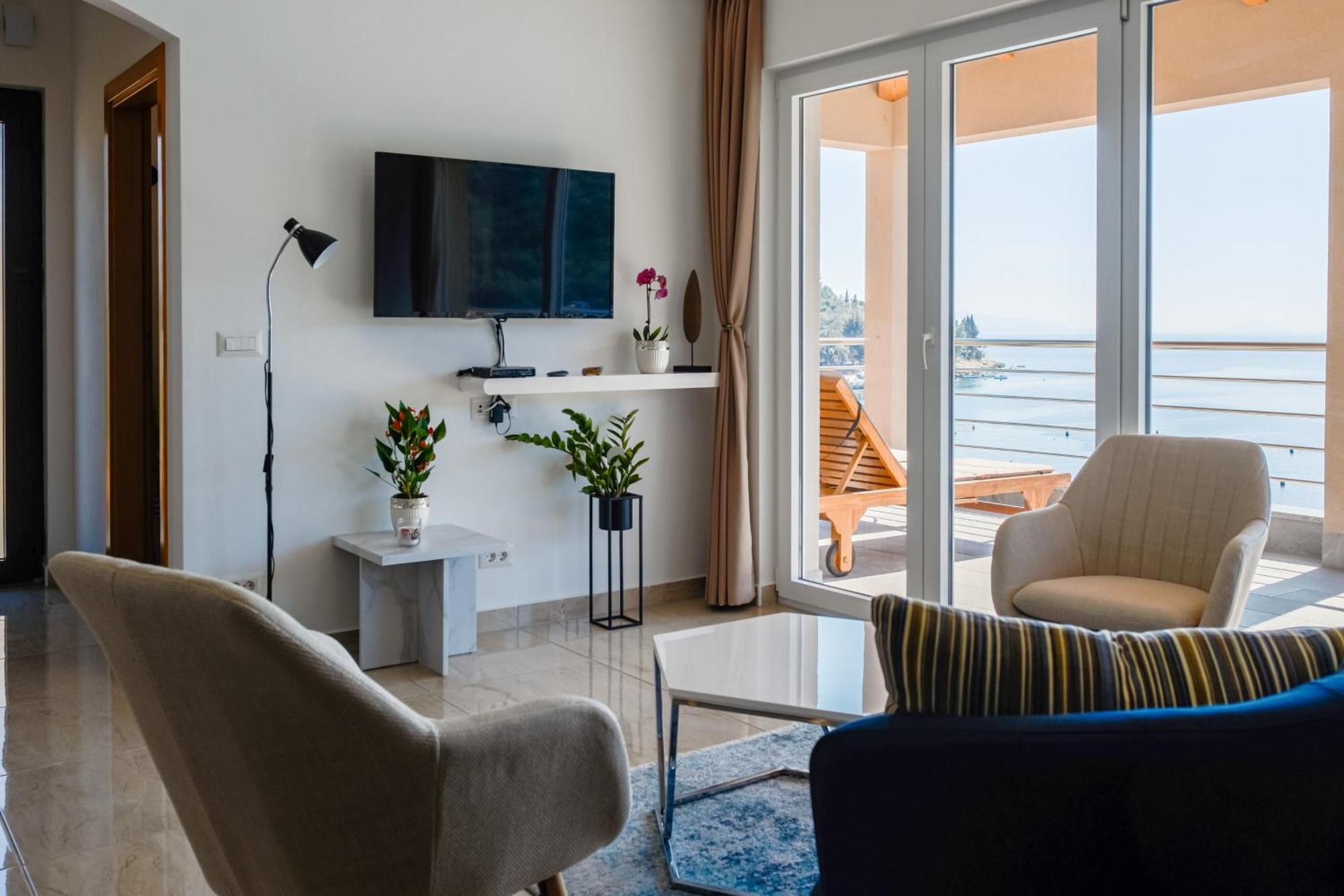Apartment Seafront 2-bedroom Nika - *